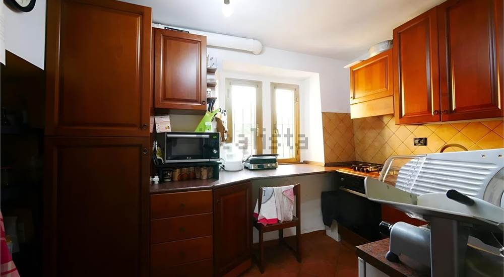 spaziosa cucina con ripostiglio