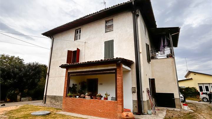 PORZIONE DI CASA CON GIARDINO PRIVATO A VIGNOLA 