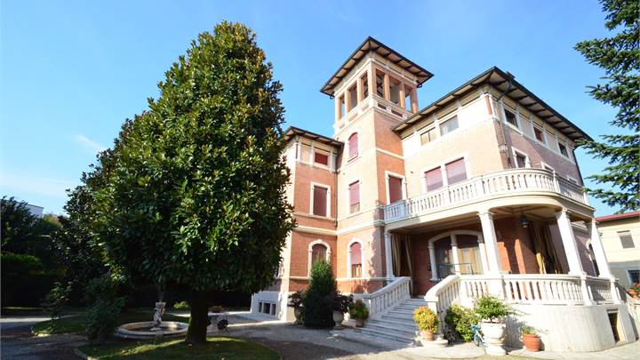 APPARTAMENTO DI PRESTIGIO IN VILLA STORICA