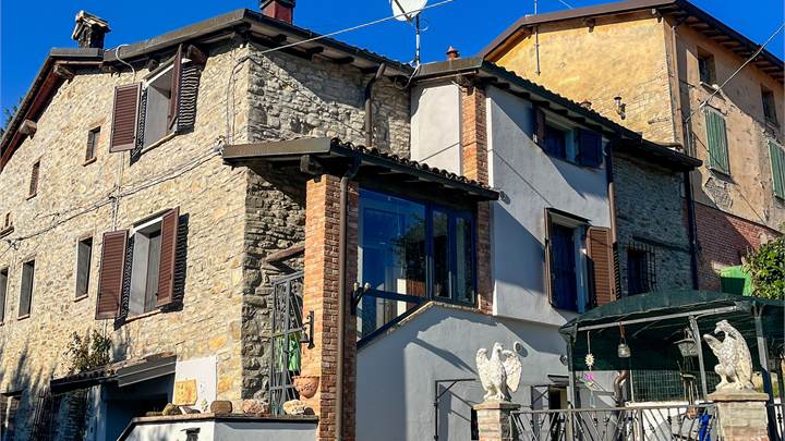  PORZIONE DI CASA IN BORGO – LEVIZZANO DI CASTELVETRO