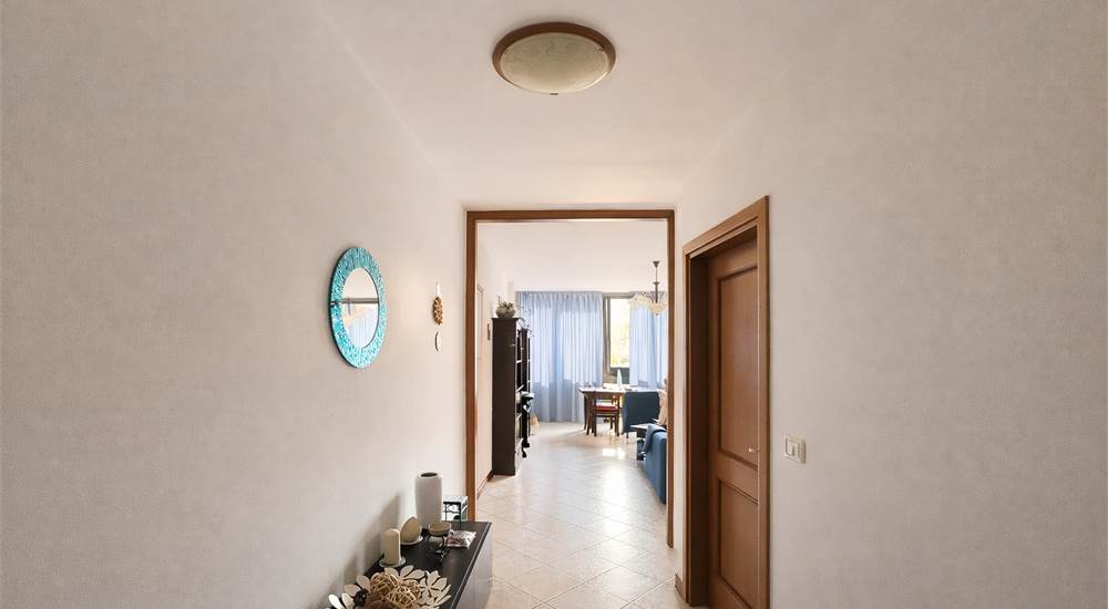 ingresso con ripostiglio